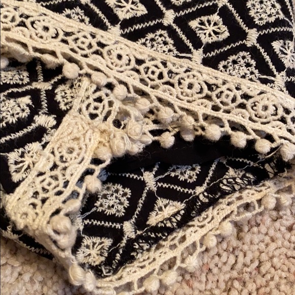 Adorable black and cream crocheted shorts - Picture 5 of 7